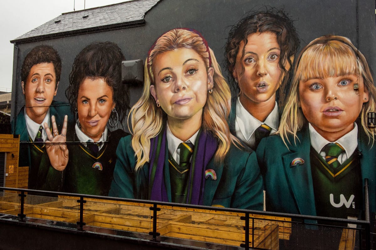 Derry Girls Mural S3 Created by UV Arts_Martin McKeown 2022 Irlanda del Nord tra passato e presente per i 25° anni dell’Accordo del Venerdì Santo