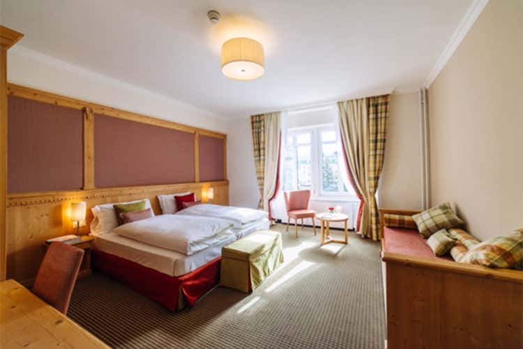 A Pontresina riapre lo Schloss Insegne italiane grazie a JSH A Pontresina riapre lo Schloss Insegne italiane grazie a JSH