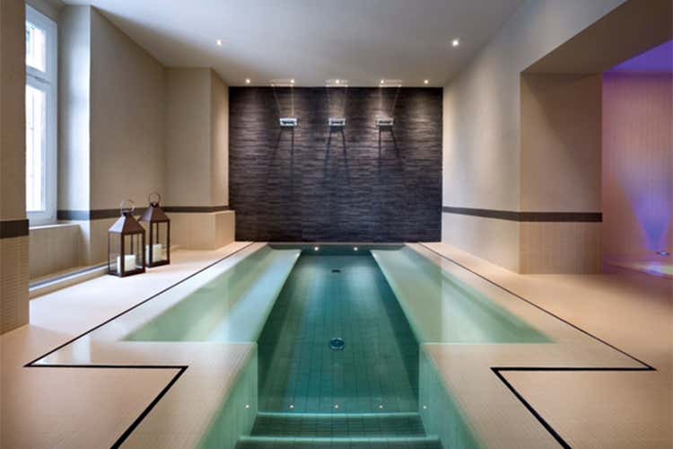 A Pontresina riapre lo Schloss Insegne italiane grazie a JSH A Pontresina riapre lo Schloss Insegne italiane grazie a JSH