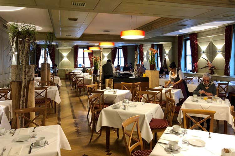 (Arredi in legno e tipicità in tavola al Platzl Hotel, 4 stelle a Monaco) (Arredi in legno e tipicità in tavola al Platzl Hotel, 4 stelle a Monaco)