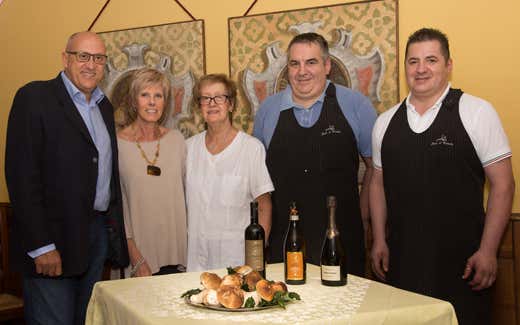 da sinistra: Alberto Pizzi, Marinella Argentieri, Alba Tonoli con i figli Chicco e Mauro da sinistra: Alberto Pizzi, Marinella Argentieri, Alba Tonoli con i figli Chicco e Mauro