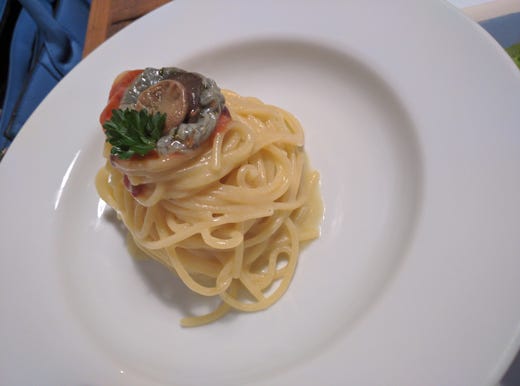 Spaghetti di Gragnano Igp infuso ai limoni di Sorrento Igp con anemone e ricci di mare