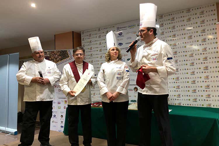 Domenico Privitera, Sergio Sinagra, Steliana Iungeanu e Rocco Pozzulo (Biodiversità e territorio prima di tutto al 35° Congresso dei Cuochi siciliani) Domenico Privitera, Sergio Sinagra, Steliana Iungeanu e Rocco Pozzulo (Biodiversità e territorio prima di tutto al 35° Congresso dei Cuochi siciliani)