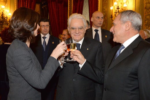 Il brindisi di Sergio Mattarella (al centro) con i Presidenti della Camera (Laura Boldrini, a sinistra) e del Senato (Pietro Grasso, a destra)