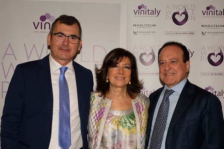 (Brindisi separati per i politici A Verona il vino non agevola i contatti) (Brindisi separati per i politici A Verona il vino non agevola i contatti)