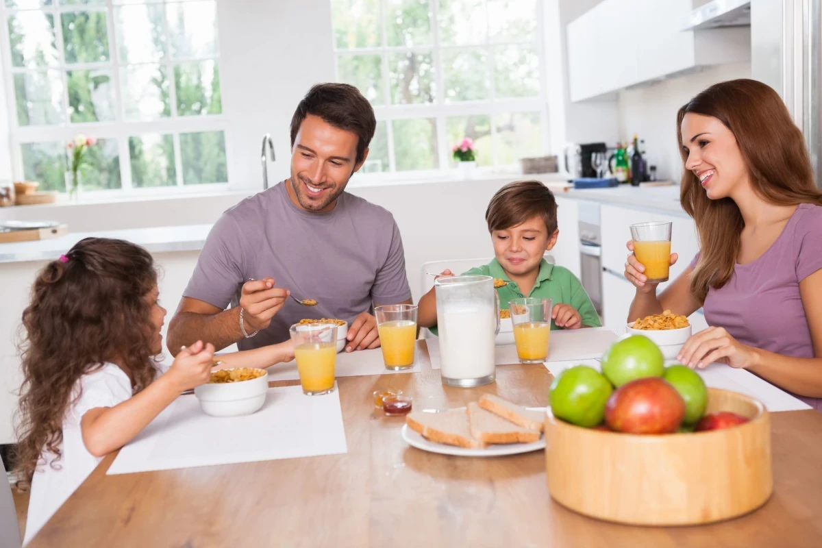 La sana abitudine della colazione in famiglia Le regole della prima colazione. Un caffè in piedi o di corsa e via? No grazie