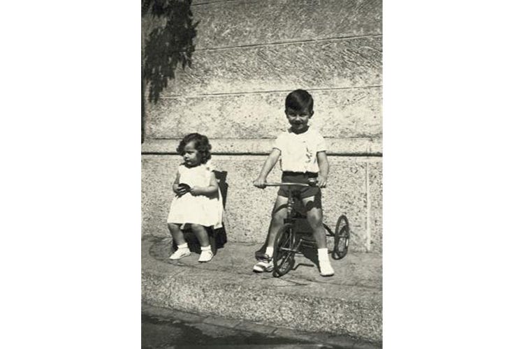 Con la sorella 1935 (In 50 scatti la vita e l'arte di Marchesi)