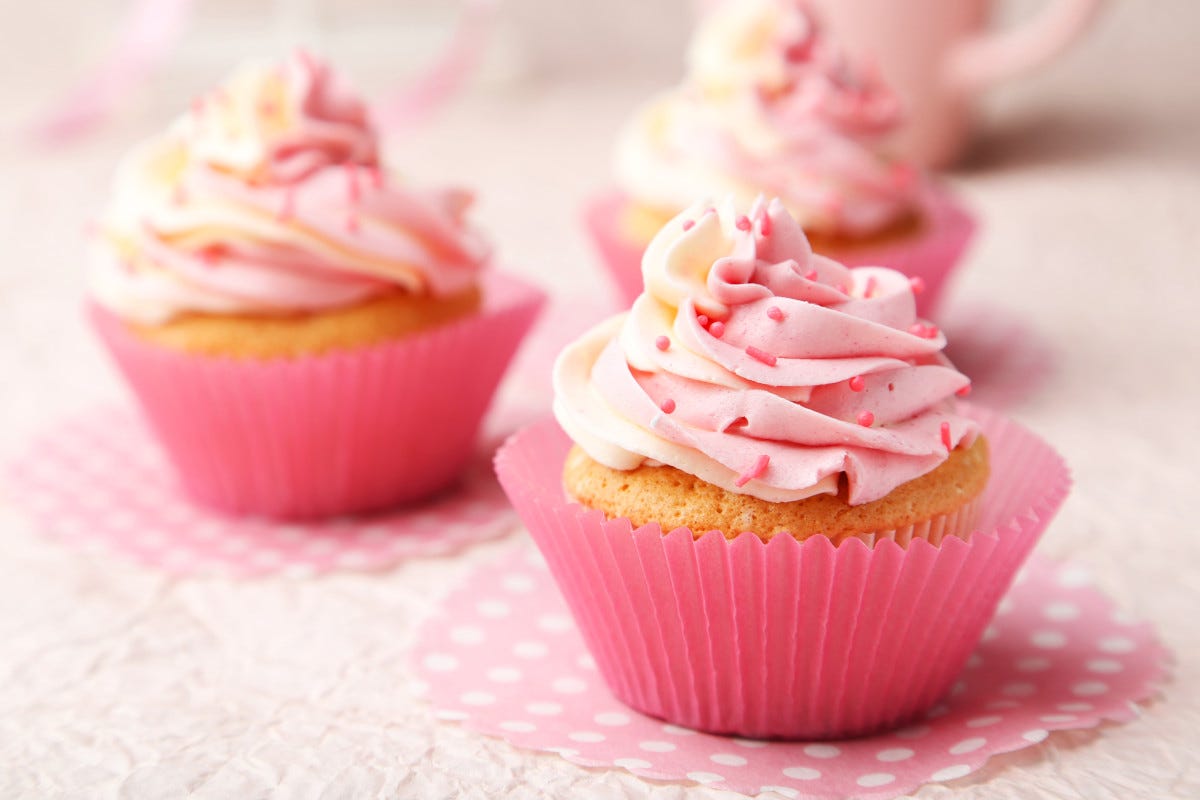 Cupcake alla vaniglia con frosting alla rosa Cupcake alla vaniglia con frosting alla rosa