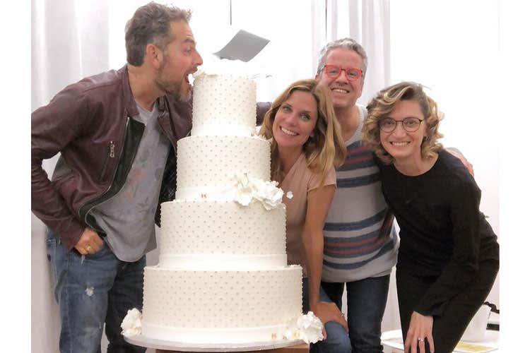 (Bossari e Lagerback, è il giorno del Sì Il brindisi è Ferrari, la torta di Knam)