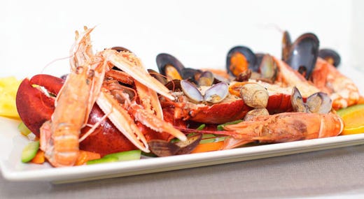 Catalana di crostacei e pesci al vapore con verdurine croccanti
