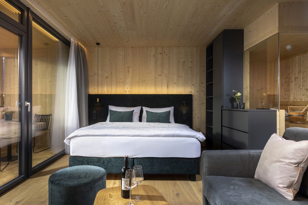 Una stanza del Dolomitenhof Tristach (foto Facebook) Relax e benessere, i nuovi alloggi in Tirolo per la stagione invernale