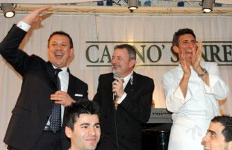 Da sinistra, Emanuele Scarello, presidente Jre, Alberto Lupini, direttore di 'Italia a Tavola”, che ha consegnato a Scarello il premio come cuoco più popolare dell'anno 2010, e il cuoco ligure Andrea Sarri dell'Agrodolce di Imperia (foto: La Stampa)