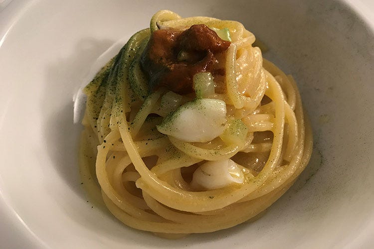 Spaghettone, aglio, olio al peperoncino, ricci e calamaretti (Essenza di Puglia da Olio Cucina Fresca A Milano la passione di Angelo e Paola)