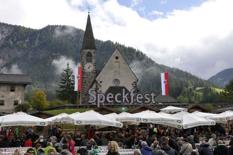 Festa dello speck in Val di Funes Due giorni col re dei salumi altoatesini Festa dello speck in Val di Funes Due giorni col re dei salumi altoatesini