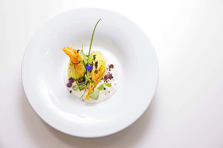 Fiore di zucca in farcia di baccalà, spuma di patate e polvere di olive Fiore di zucca in farcia di baccalà, spuma di patate e polvere di olive