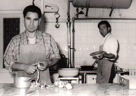 Giuseppe Di Cosmo (a destra) nella cucina dei frati