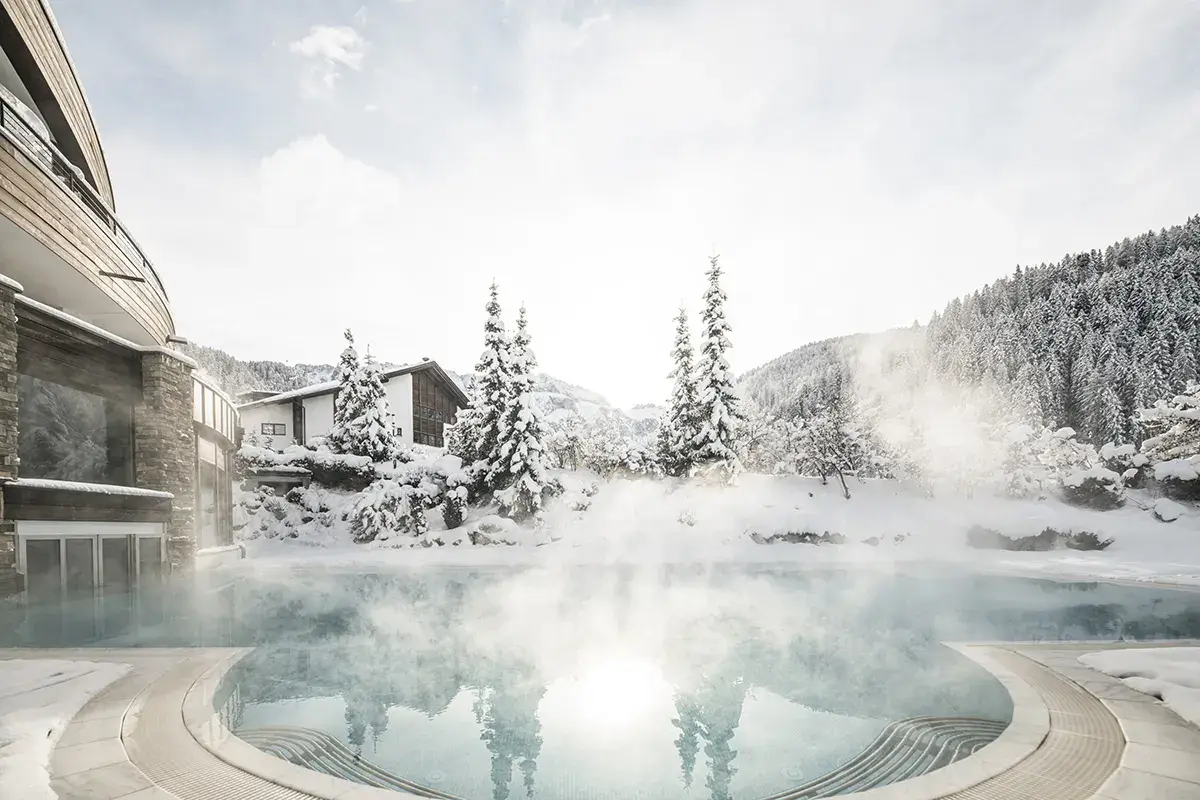 Piscina esterna riscaldata Al Granbaita fra benessere e alta cucina, puntando alla 6&ordf; stella