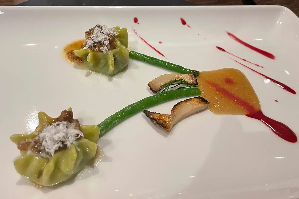 Ravioli ripieni di erbe di campo Al Granbaita fra benessere e alta cucina, puntando alla 6ª stella