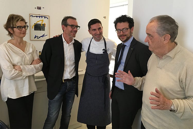I titolari dell'azienda Perini con Fabio Pisani (al centro) e Aimo Moroni (a destra) - Il Poggiarello, cantina dei colli piacentini Rispetto e valorizzazione del territorio