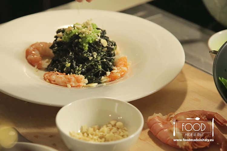 (Linguine al nero di seppia con pesto di sedano e Grana Padano Dop)