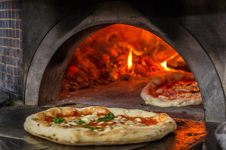 Lsdm pizza napoletana e altri piatti tipici in scena a Milano per i dieci anni