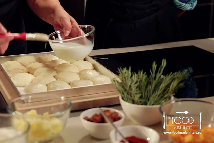 (Pagnottelle morbide al Grana Padano Dop e olive taggiasche) (Pagnottelle morbide al Grana Padano Dop e olive taggiasche)