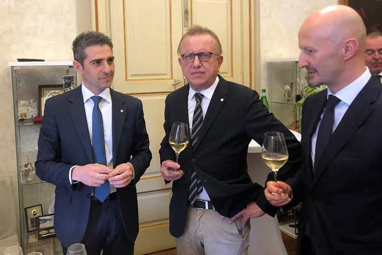 Federico Pizzarotti, Richard Geoffroy e Cristiano Casa (Da Parma un Premio alla creatività a Geoffroy, chef de cade Dom Pérignon) Federico Pizzarotti, Richard Geoffroy e Cristiano Casa (Da Parma un Premio alla creatività a Geoffroy, chef de cade Dom Pérignon)