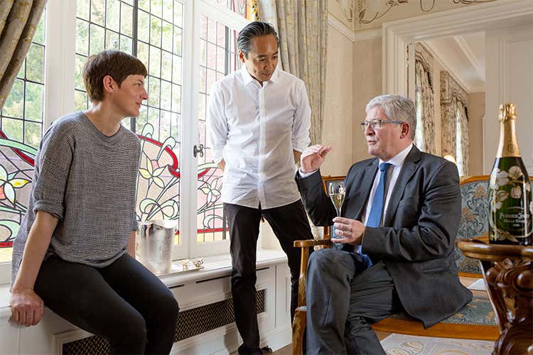 Il duo di designer Luftwerk - Petra Bachmaier e Sean Gallero - insieme a Hervé Deschamps, Chef de Caves Perrier-Jouët (foto scattata da Emma Le Doyen presso la Maison Belle Epoque di Epernay)