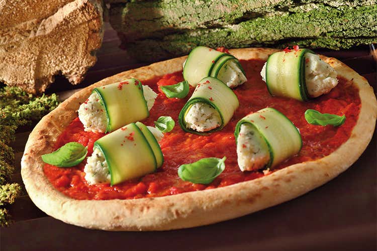 Pizza con Cuor di Pelato, zucchine e quenelle di caprino alle erbe Pizza con Cuor di Pelato, zucchine e quenelle di caprino alle erbe