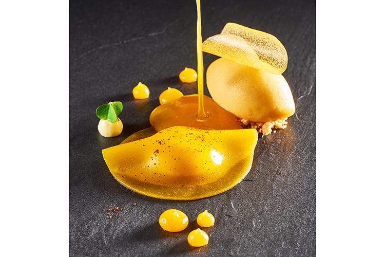 Raviolo di cachi e mandarino (foto: Giovanni Panarotto) - Ricerca e semplificazione La pasticceria secondo Tortora