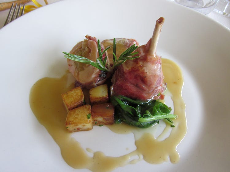 Coscetta di coniglio, farcita con crauti in mantello di speck, accompagnata con patate grestane e bietoline all’extravergine d’oliva del Garda