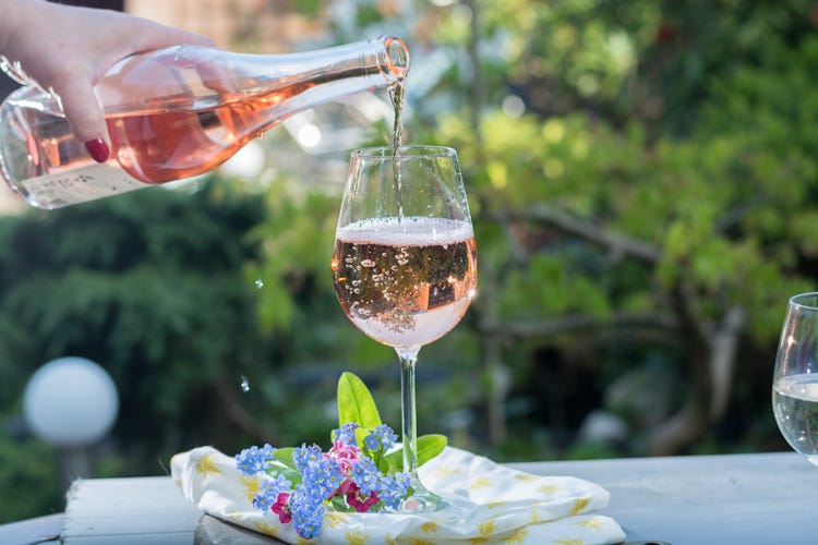 Sequenza, temperatura e bicchiere Tre regole per servire bene il vino