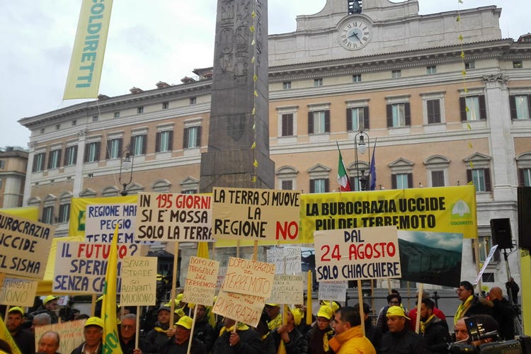 Sisma, agricoltori e allevatori in rivolta  Fuori Montecitorio, chiedono più aiuti