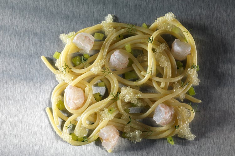 Spaghetti bolliti, scampi e battuto di verdure