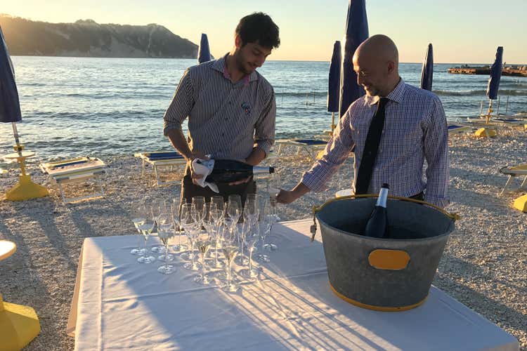 Tipicità in blu porta il mare in città Filo diretto tra Italia e Grecia Tipicità in blu porta il mare in città Filo diretto tra Italia e Grecia