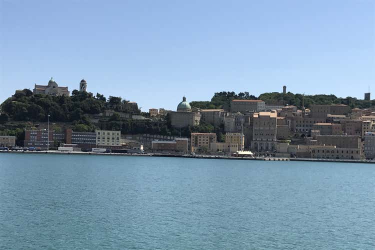 Tipicità in blu porta il mare in città Filo diretto tra Italia e Grecia Tipicità in blu porta il mare in città Filo diretto tra Italia e Grecia