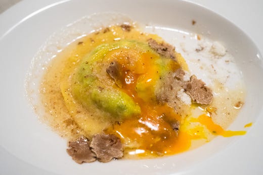 Uovo in raviolo “San Domenico”® con burro di malga, parmigiano dolce e tartufo bianco