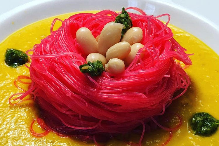 Il piatto di Michela Onnis: Crema di zucca gialla e carote, pesto di cavolo nero, cannellini alla salvia, spaghettini cinesi di riso colorati con succo di barbabietola - Vegetarian Challenge di novembre: per l'Italia vince Flavio Bardelli