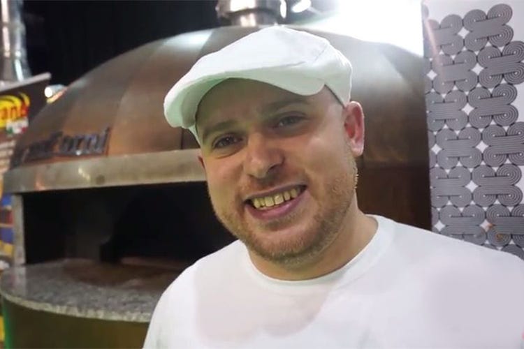 Vincenzo Lavecchia tiene alto valore pizza made in Italy Dubai
