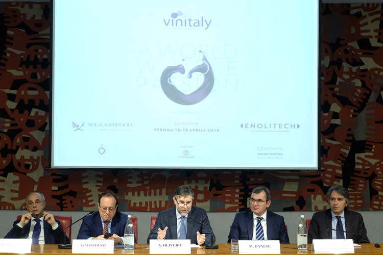 Michele Scannavino, Giovanni Mantovani, Andrea Olivero, Maurizio Danese, Federico Sboarina (Vinitaly scalda i motori Più incontri e maggiori presenze dall’estero) Michele Scannavino, Giovanni Mantovani, Andrea Olivero, Maurizio Danese, Federico Sboarina (Vinitaly scalda i motori Più incontri e maggiori presenze dall’estero)