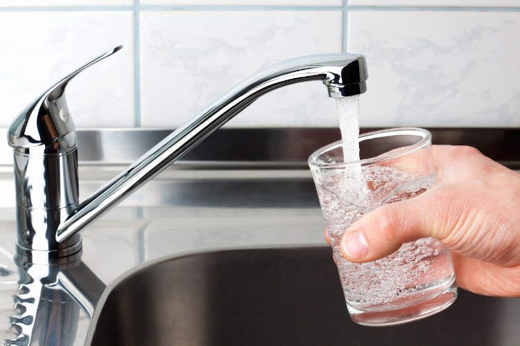 L'acqua del rubinetto non è a rischio contagio - Virus, dall’acqua del rubinettonessun rischio di contagio