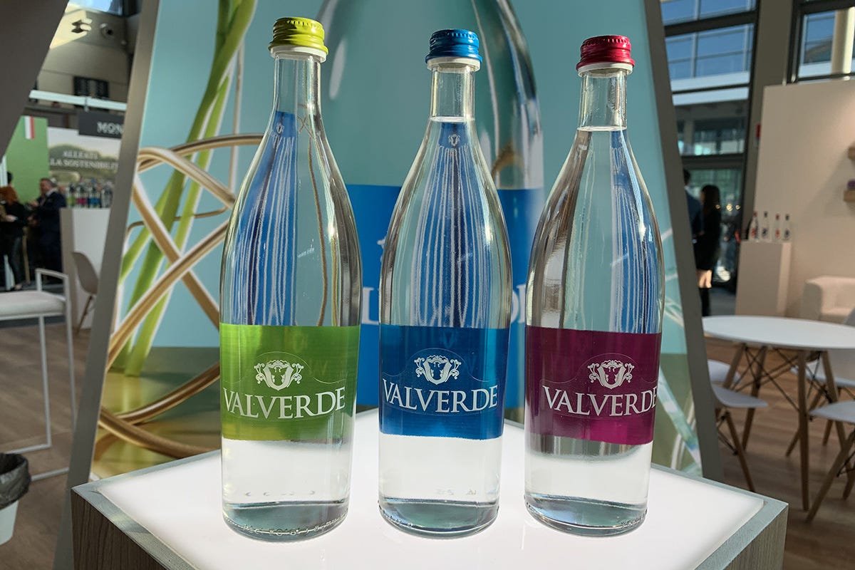 Design essenziale per le bottiglie Valverde Spumador-Refresco: valore aggiunto per ogni acqua minerale