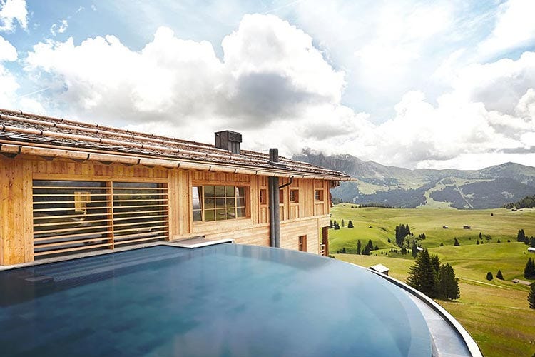 La piscina dell'hotel - La montagna che fa bene al corpo I trattamenti dell'Adler Lodge Alpe