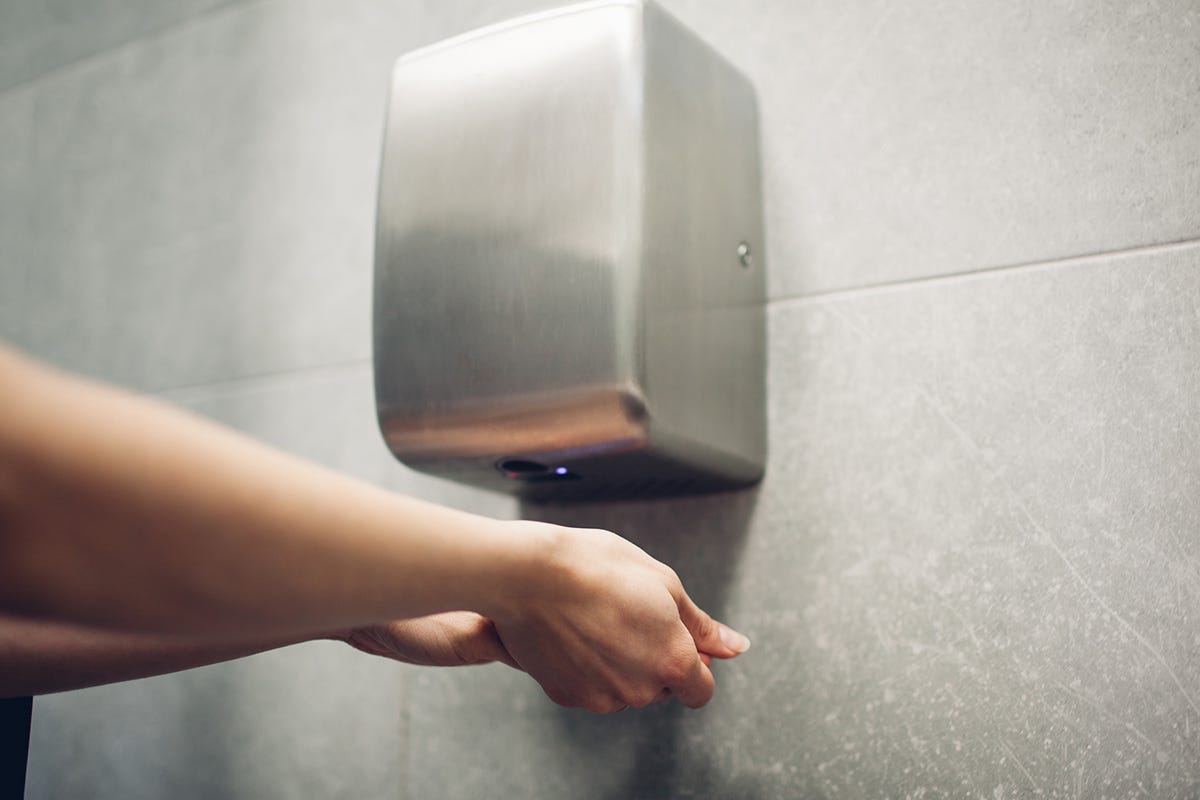 Gli asciugamani a getto d’aria diffondono più batteri e virus Ecco perché è meglio non asciugarsi le mani con il getto d’aria