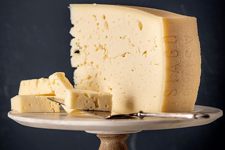 Una fetta di formaggio Asiago Dop - Asiago Dop, crescita a doppia cifraNel 2021 ancora più trasparenza