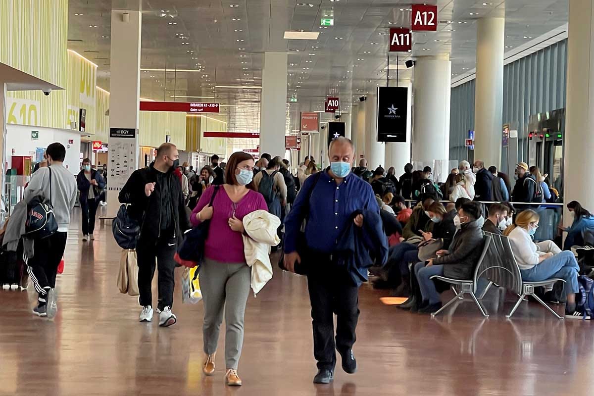 Passeggeri all'interno dell'aeroporto di Milano Bergamo I passeggeri premiano l'aeroporto di Bergamo per la sala vip e i servizi business
