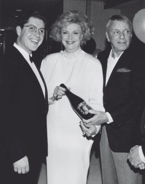 Emanuele Rabotti, a sinistra, insieme a Barbara e Frank Sinatra