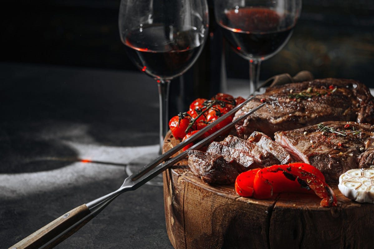 Carne rossa e vino sono salvi: per l'Europa non fanno male  L'Italia batte l'Europa: il vino e la carne non sono cibi dannosi
