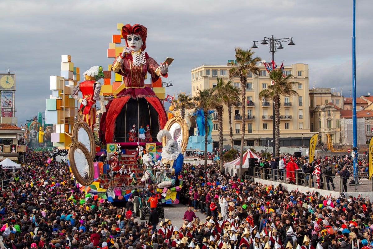 Il Carnevale di Viareggio  I 150 anni del Carnevale di Viareggio: storia curiosità ed eventi