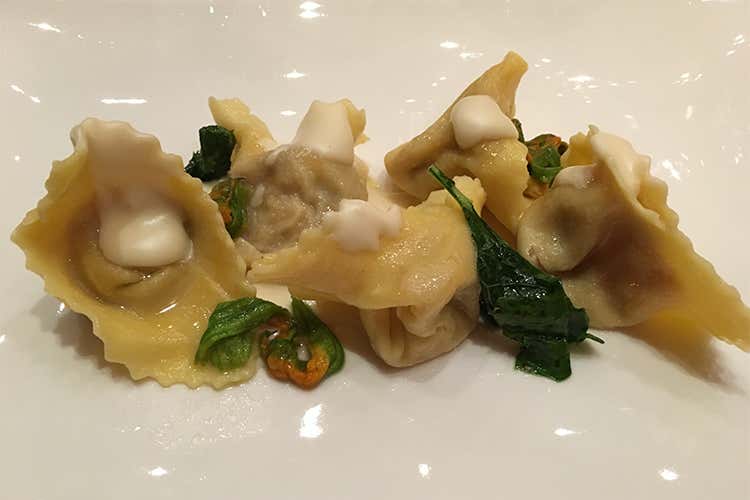 Ravioli di gallina su crema rossa di Urzano, fiori di zucchina e germogli di soia - Fabio Silva e Massimo Spigaroli Ravioli di gallina su crema rossa di Urzano, fiori di zucchina e germogli di soia - Fabio Silva e Massimo Spigaroli